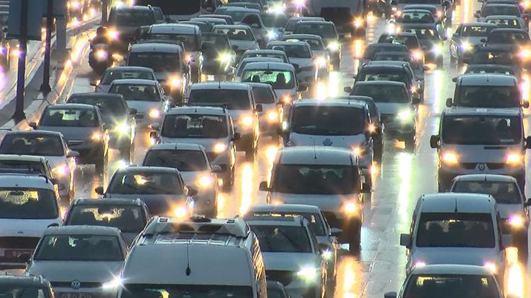 İstanbul’da trafik kilit Yoğunluk yüzde 90a ulaştı