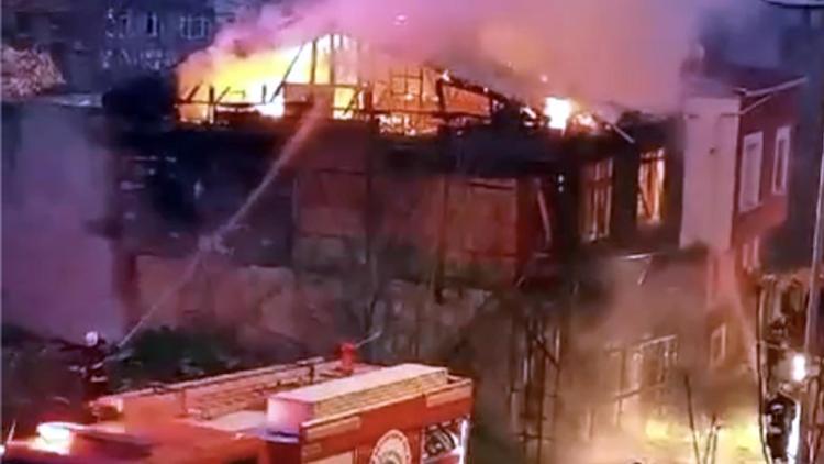 Tekirdağda metruk bina alev alev yandı