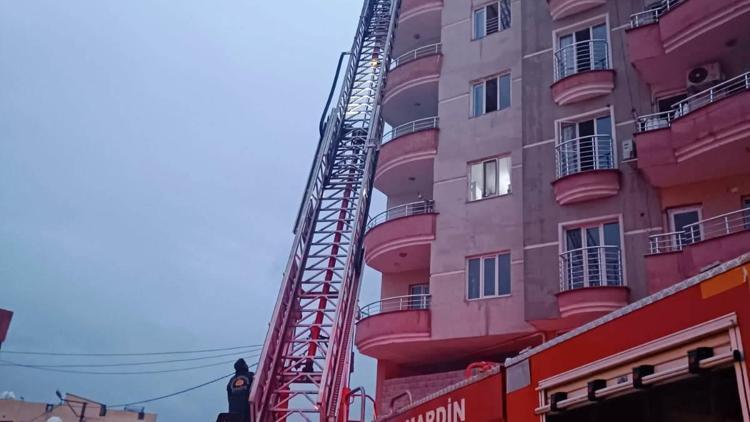 Mardinde binanın havalandırma boşluğunda yangın; 2 kişi dumandan etkilendi