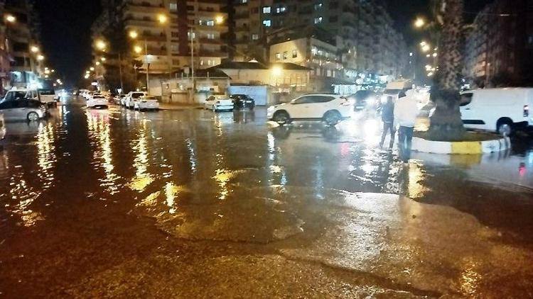 Mardinde sağanak; cadde ve sokaklar suyla doldu