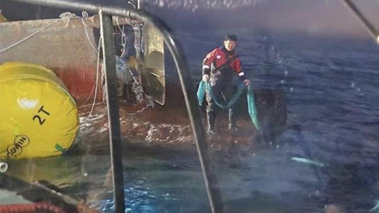 Görüntüler Güney Koreden... Balıkçı teknesi alabora oldu: 4 ölü