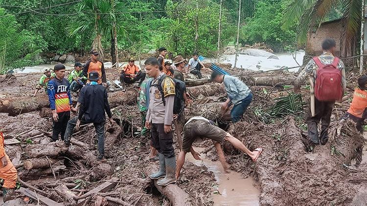 Endonezyada sel ve toprak kayması 21 can aldı
