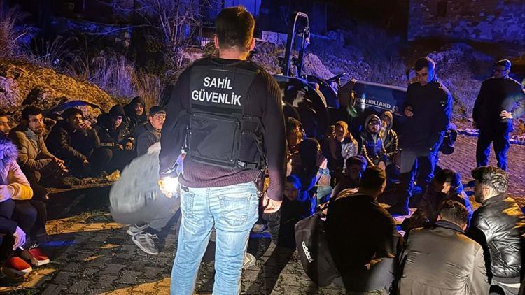 İzmirde 36 kaçak göçmen yakalandı, 1 organizatör şüphelisi gözaltına alındı