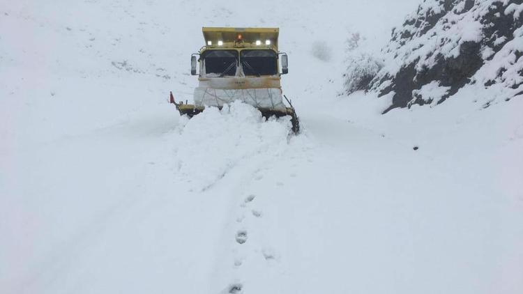 Elazığ’da 5 köy yolu kardan kapandı