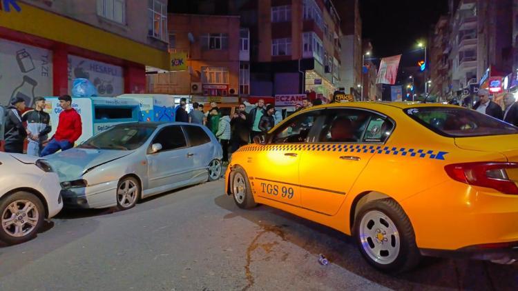 İstanbul-Esenlerde taksi park halindeki otomobile çarptı: 1 yaralı