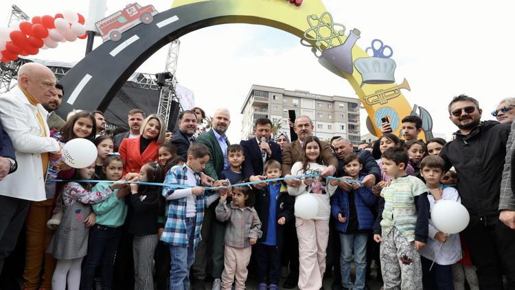 Menemende Türkiyenin en büyük çocuk köylerinden biri törenle hizmete açıldı