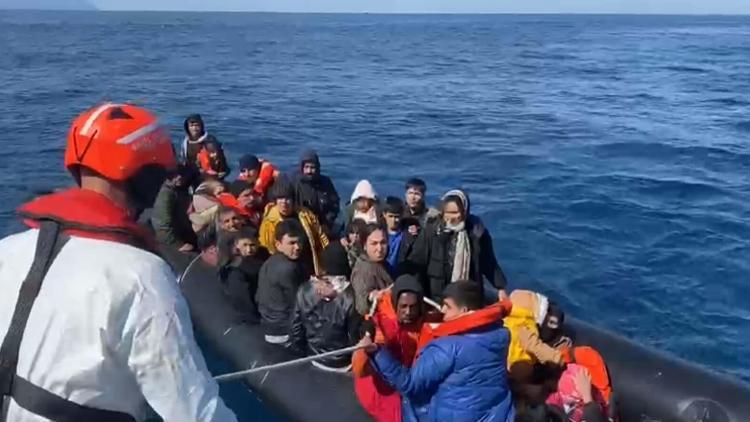 Kuşadası açıklarında 42 kaçak göçmen kurtarıldı