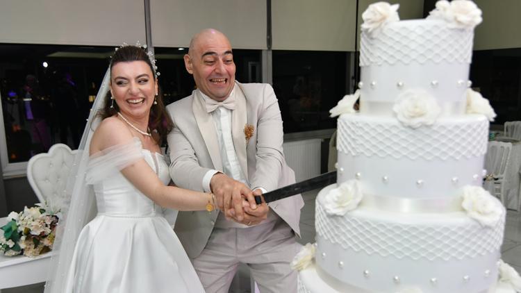 Evlilik teklifi kebapçıda Oyuncu Cem Cücenoğlu evlendi