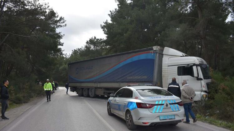 İzmirde TIR, belediye otobüsüne çarptı; Bir can kaybı