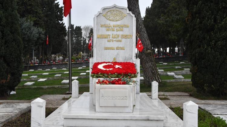 Mehmet Akif Ersoy kabri başında alındı