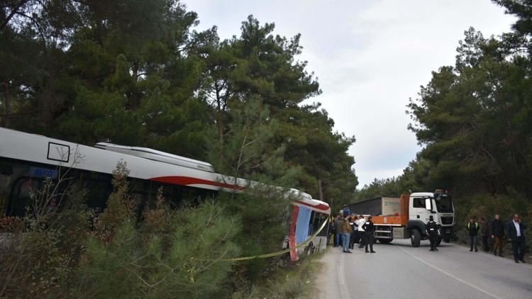 TIR, belediye otobüsüne çarptı; 1 ölü, 3 yaralı