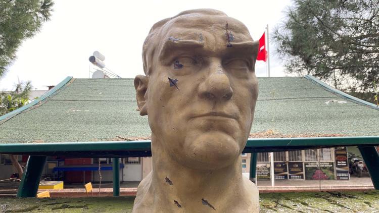 Manisada Atatürk büstüne baltalı saldırı