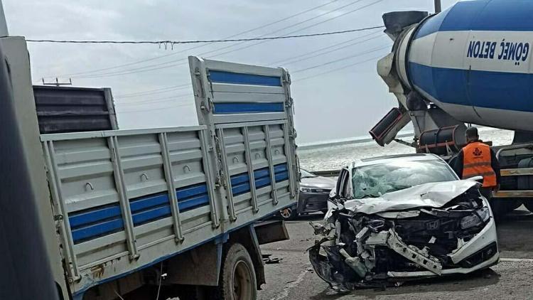 Sürücüsü U dönüşü yapan kamyonete otomobil çarptı: 3 yaralı