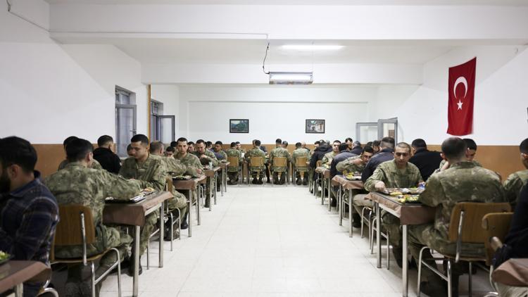 Mardin Valisi Tuncay Akkoyun, Suriye sınırında görevli askerlerle iftar yaptı