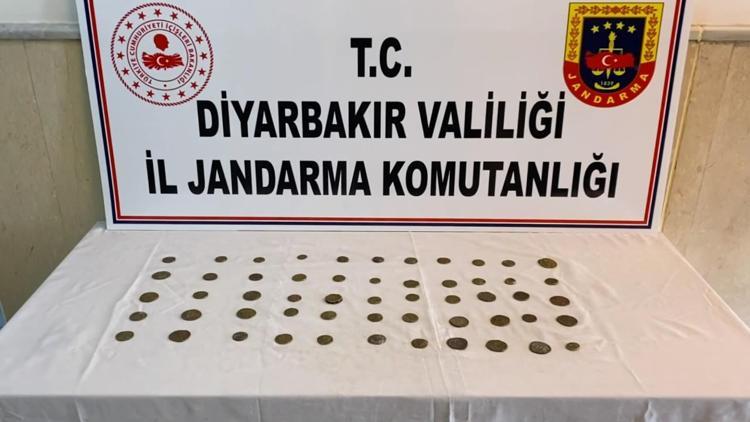 Diyarbakır’da tarihi eser kaçakçılığı operasyonunda 57 sikke ele geçirildi, 2 şüpheli yakalandı