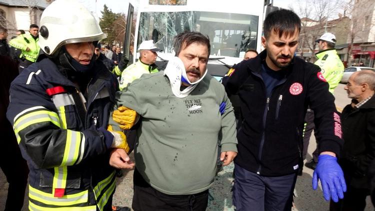 Erzurumda halk otobüsü yolcu minibüsüne çarptı 14 kişi yaralandı