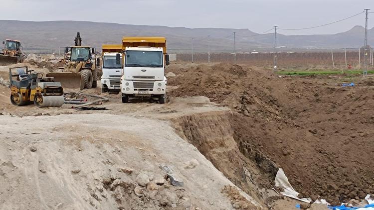 Boru döşerken toprak altında kalan işçi öldü