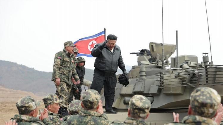 Kuzey Korenin yeni tankının test sürüşünü bizzat Kim Jong-un gerçekleştirdi
