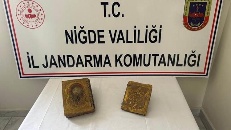 Niğdede 2 kamu görevlisi, Roma dönemine ait altın yazmalı kitabı satmaya çalışırken yakalandı
