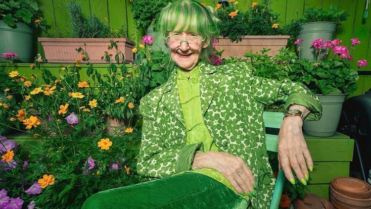83 yaşında internet fenomeni oldu: Saçından tırnağına kadar her şeyi yeşil