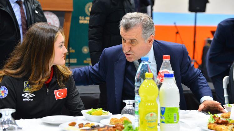 Bakan Bak: Yaklaşık 100 sporcuyla Paris Olimpiyatlarında olacağız