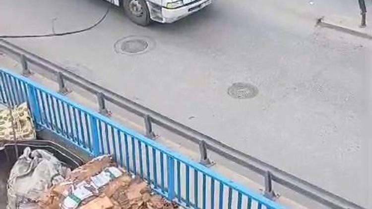 Ataşehirde elektrik tellerini koparan kamyon sokağı karanlıkta bıraktı