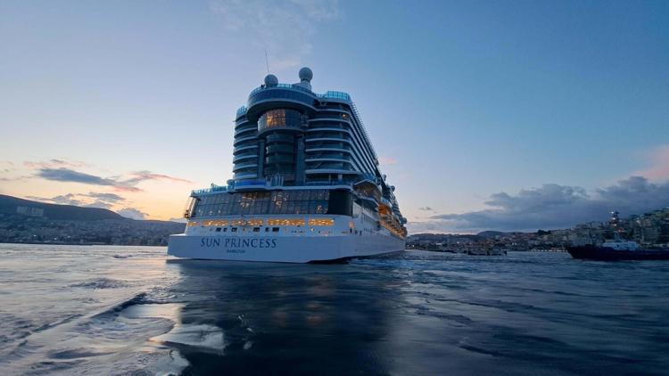 Sun Princess isimli kruvaziyer gemisi Kuşadasına 4 bin 110 turist getirdi