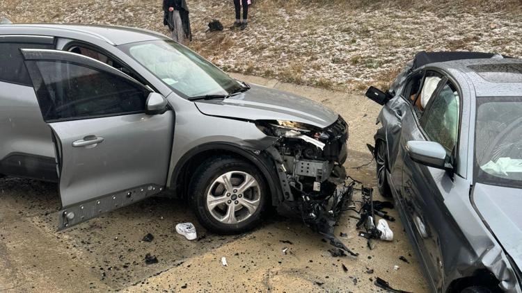 Kazaya yapan otomobilden inen anne- oğula başka araç çarptı