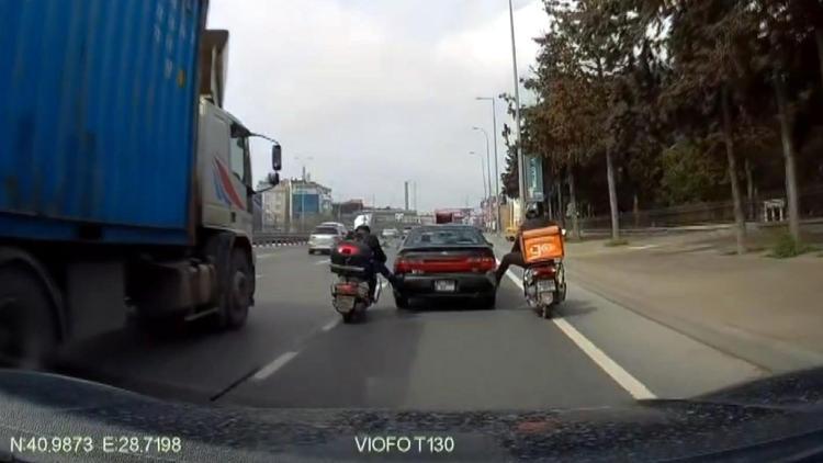 Avcılarda yakıtı biten sürücünün imdadına motosikletliler yetişti