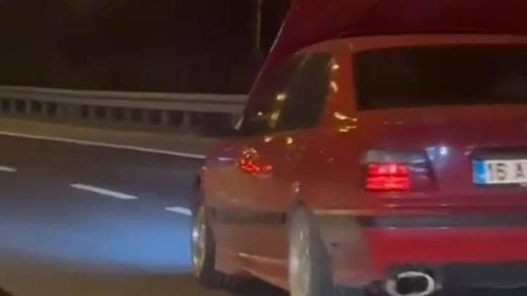 Bayrampaşada seyir halindeki otomobilin kaputu açıldı