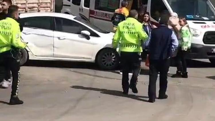 Bursada özel halk minibüsü ile otomobil çarpıştı: 1i bebek 4 yaralı