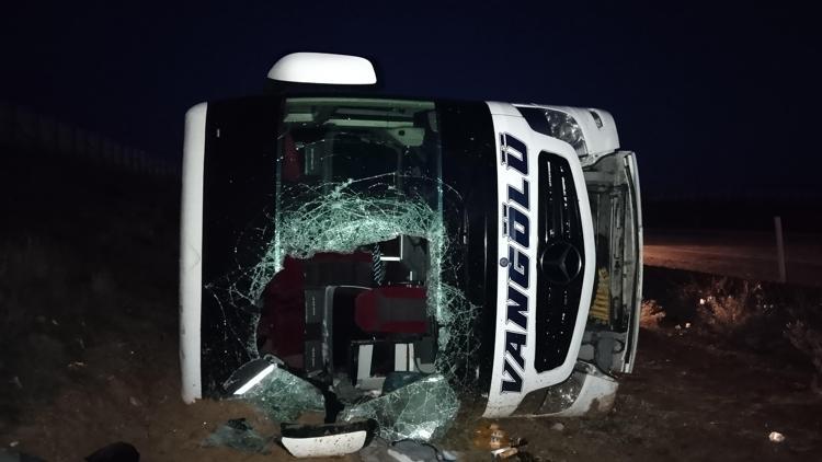 Kırşehirde yolcu otobüsü devrildi: 15 yaralı
