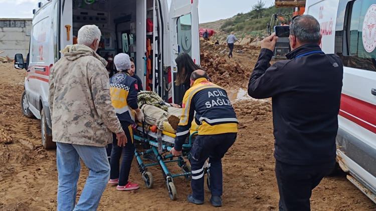 İnşası süren deprem konutlarında iskele çöktü; 4 işçi yaralı