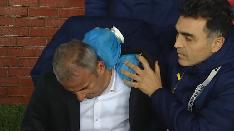 Fenerbahçe Teknik Direktörü İsmail Kartala yabancı cisim isabet etti
