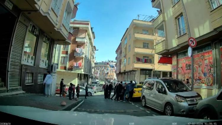 Gaziosmanpaşa’da yol verme tartışmasında taksinin camına yumruk atarak kırdı