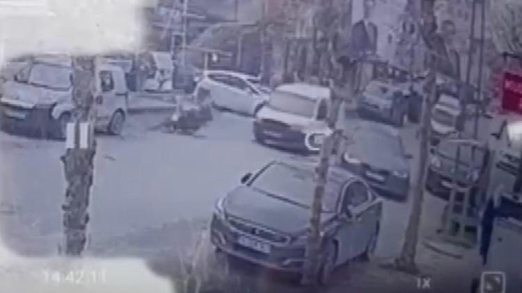 İstanbul-Başakşehirde tek teker giden motosikletliye hafif ticari araç çarptı; o anlar kamerada