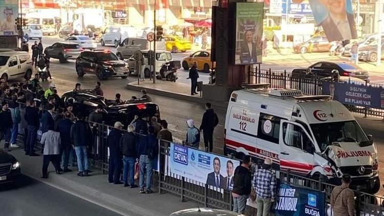 Şişlide ambulansla minibüs çarpıştı: 3 yaralı