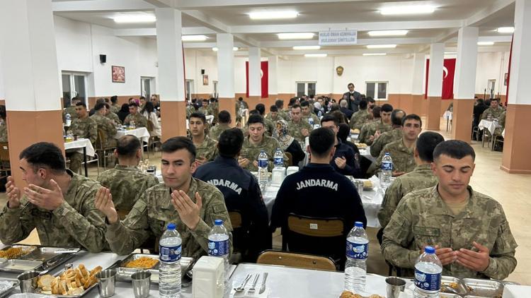 Şereflikoçhisarda askerler, şehit aileleri ve gazilerle iftar