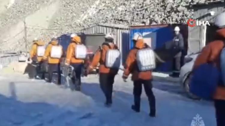Rusyada altın madeninde mahsur kalan işçiler için çalışma