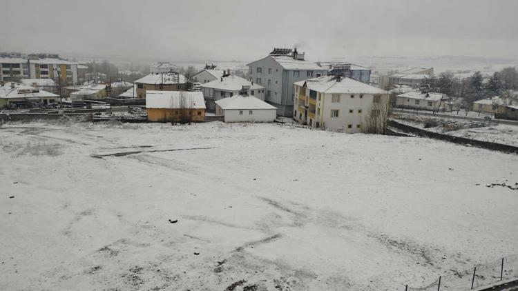 Muşta kar yağışı etkili oldu, köy yolları kapandı