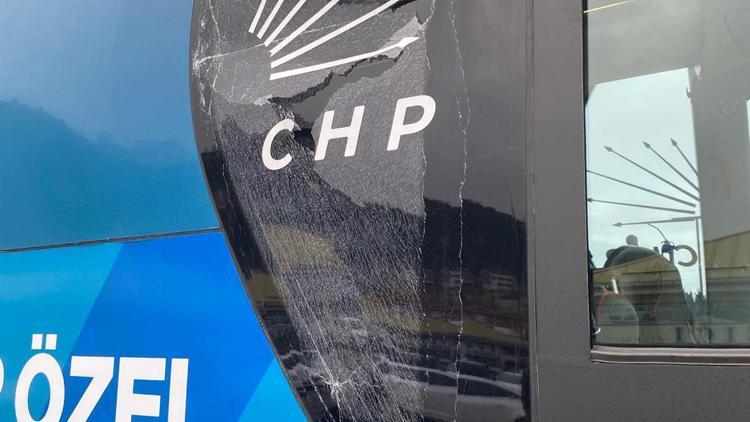 Trabzonda sesten rahatsız olduğu gerekçesiyle CHP otobüsüne taş attı; Valilik açıklama yaptı