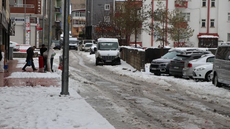 Vanda kar yağışı; 446 yerleşim yerinin yolu kapandı