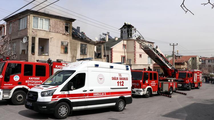 Yangında mahsur kalan yatalak kadını, ekipler kurtardı