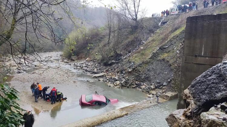 Dereye devrilen otomobilde sıkışan sürücüyü boğulmaktan AFAD ekipleri kurtardı