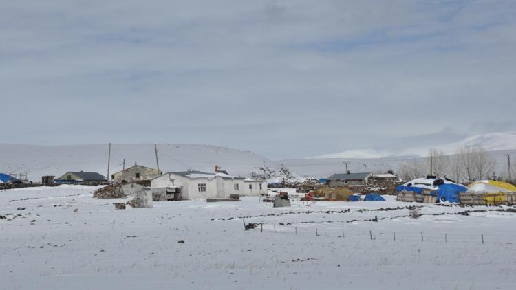 Karsta kar yağışı; yüksek kesimlerdeki köylerin yolu kapandı