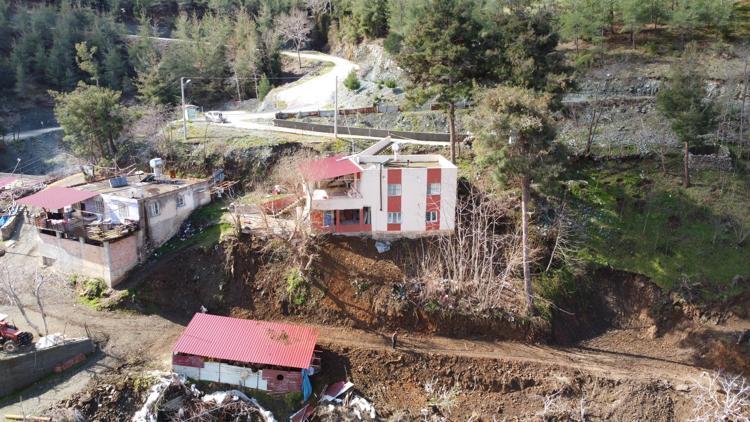 Sağanak nedeniyle temeli kayan 2 katlı ev tahliye edildi