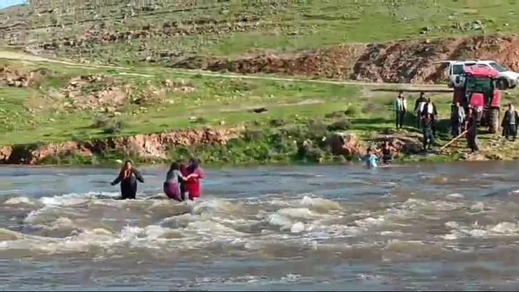 Şanlıurfada sel sularına kapılan 3 kadın kurtarıldı, 1 çocuk kayıp