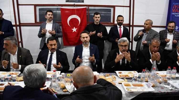 Bakan Bayraktar, depremzede vatandaşlarla iftar yaptı