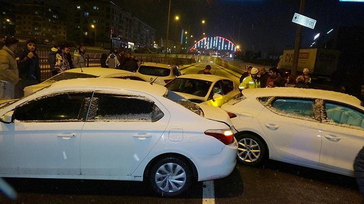 Erzurumda buzlanma nedeniyle 30 araç birbirine girdi: 13 yaralı