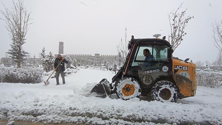 Erzurumda 547 kırsal mahallenin yolu kardan kapandı